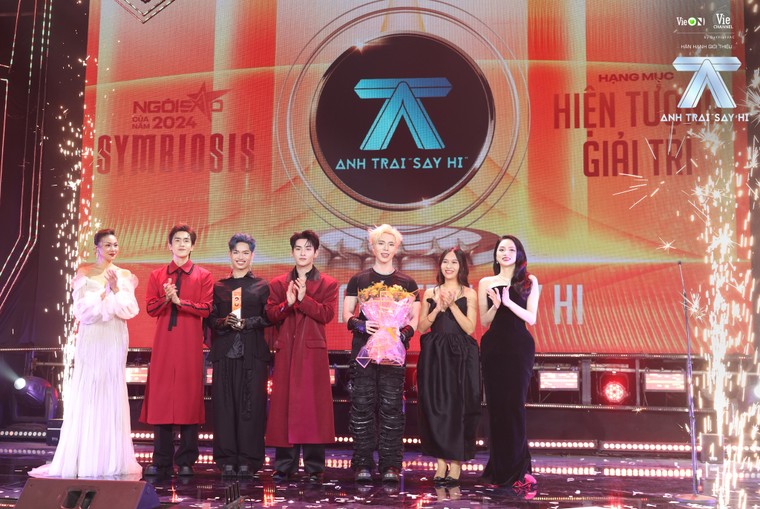 Anh trai "Say Hi" được vinh danh "Hiện tượng giải trí của năm" tại giải Ngôi sao của năm 2024 ảnh 1
