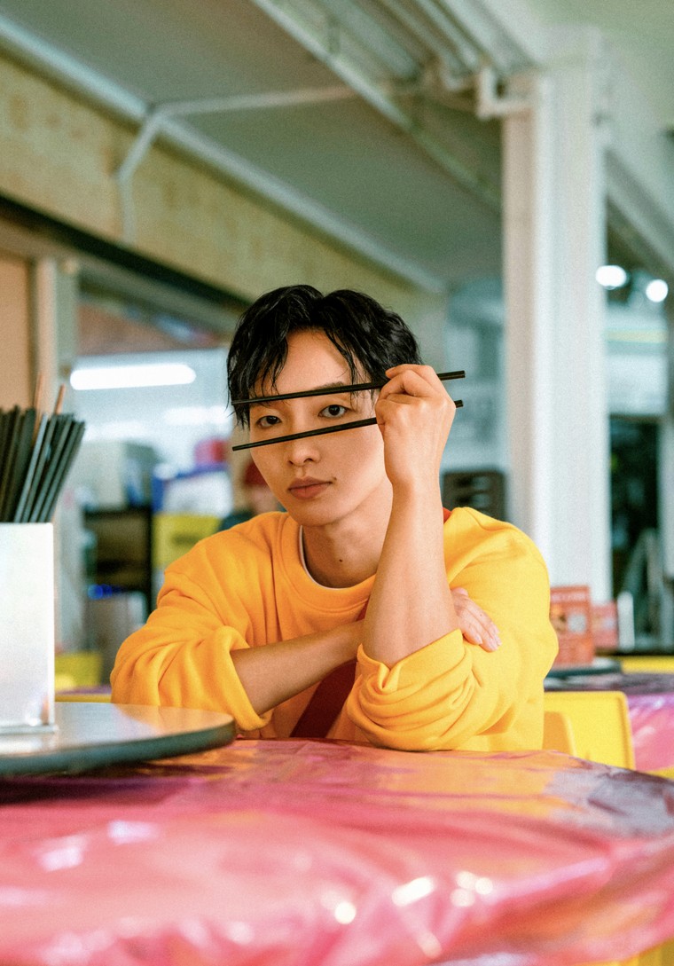 Hoàng Dũng và hành trình “chữa lành” trong MV “Cuối Tuần (1825)” tại Singapore ảnh 1