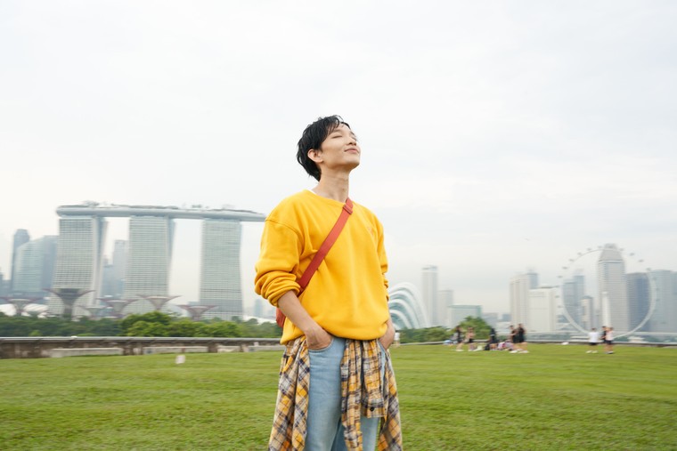 Hoàng Dũng và hành trình “chữa lành” trong MV “Cuối Tuần (1825)” tại Singapore ảnh 7