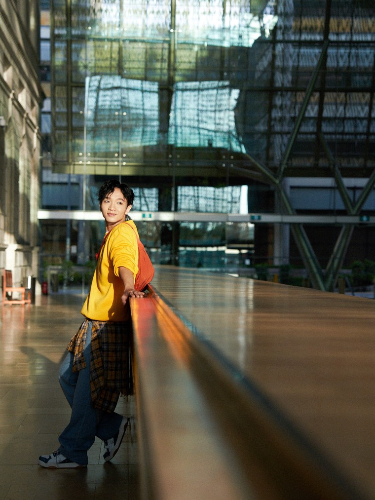 Hoàng Dũng và hành trình “chữa lành” trong MV “Cuối Tuần (1825)” tại Singapore ảnh 6