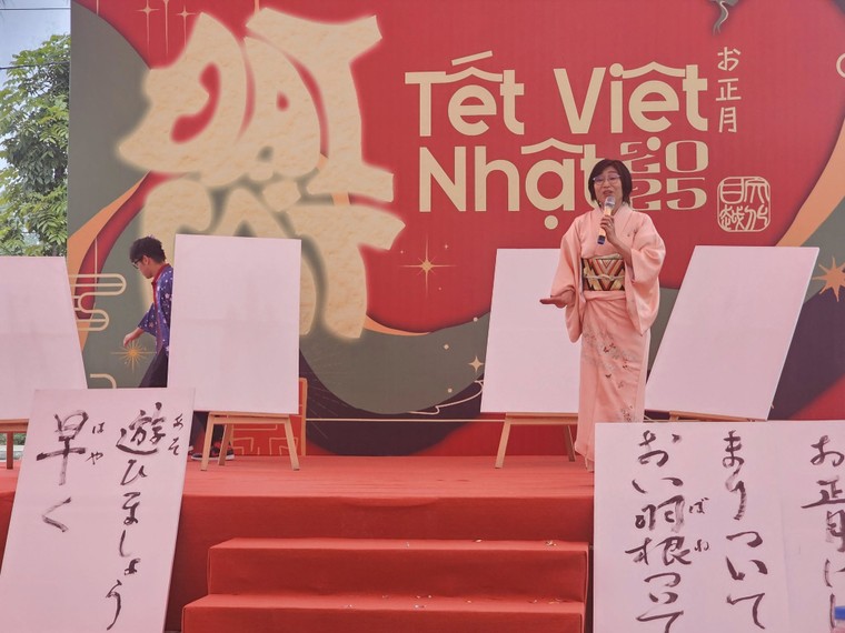 Tết Việt Nhật 2025: Không gian giao thoa văn hóa đậm sắc màu tại Trường Đại học Việt Nhật ảnh 5