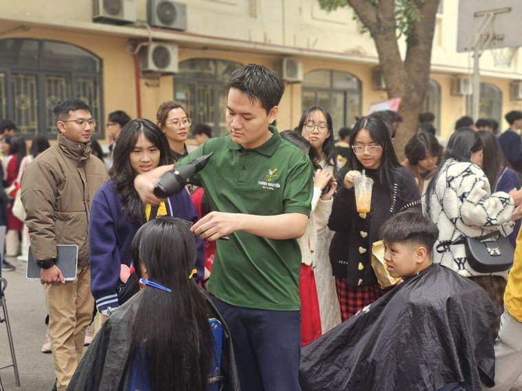 Lan tỏa yêu thương qua “Sự sáng tạo không lời” tại Ngày hội Ấm áp mùa Xuân Nguyễn Siêu ảnh 13