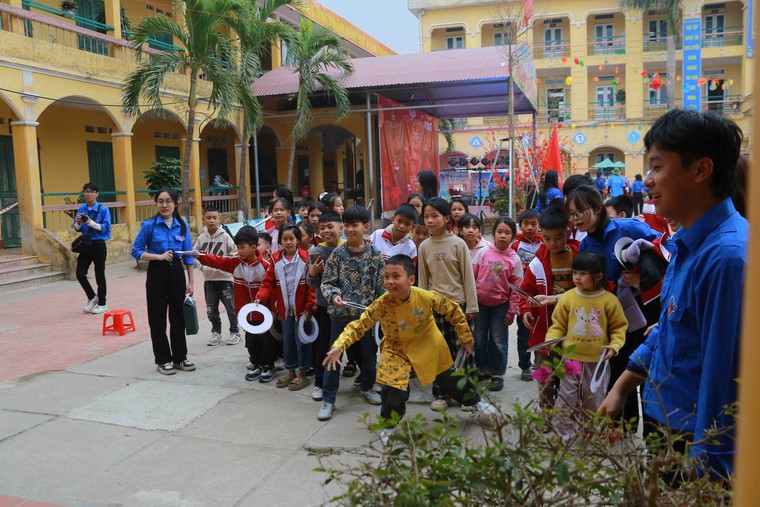 Hành trình mang Tết sum vầy về quê hương của đội sinh viên tình nguyện đồng hương Hải Dương – Đại học Kinh tế Quốc dân ảnh 1