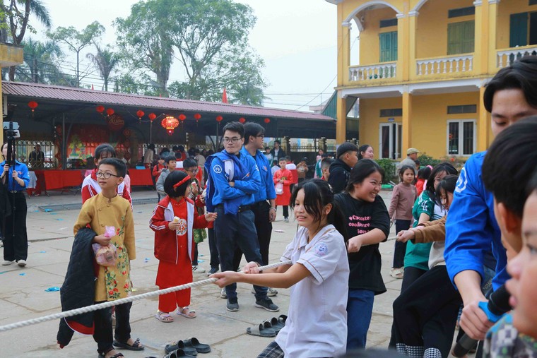 Hành trình mang Tết sum vầy về quê hương của đội sinh viên tình nguyện đồng hương Hải Dương – Đại học Kinh tế Quốc dân ảnh 2