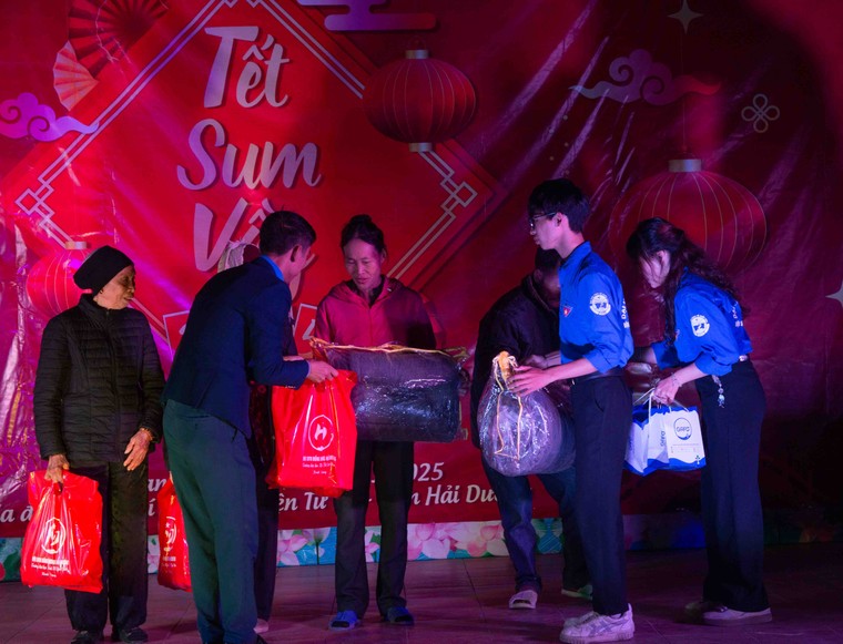 Hành trình mang Tết sum vầy về quê hương của đội sinh viên tình nguyện đồng hương Hải Dương – Đại học Kinh tế Quốc dân ảnh 5