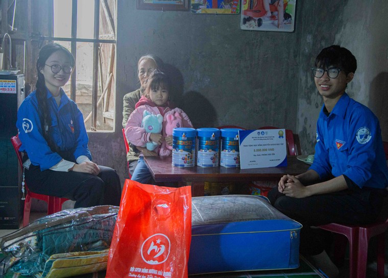 Hành trình mang Tết sum vầy về quê hương của đội sinh viên tình nguyện đồng hương Hải Dương – Đại học Kinh tế Quốc dân ảnh 4