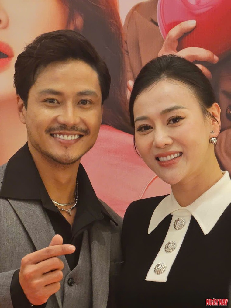 Trấn Thành, Chi Pu cùng các khách mời đến tham dự họp báo công chiếu bộ phim "Yêu nhầm bạn thân" tại Hà Nội ảnh 4