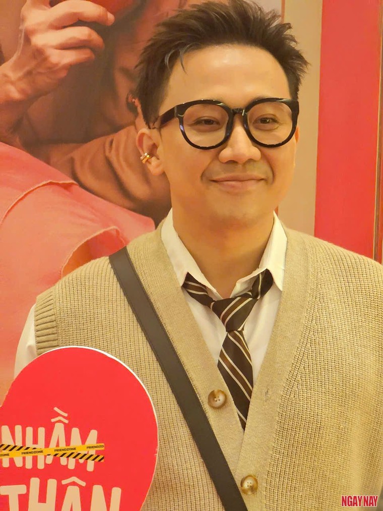 Trấn Thành, Chi Pu cùng các khách mời đến tham dự họp báo công chiếu bộ phim "Yêu nhầm bạn thân" tại Hà Nội ảnh 1