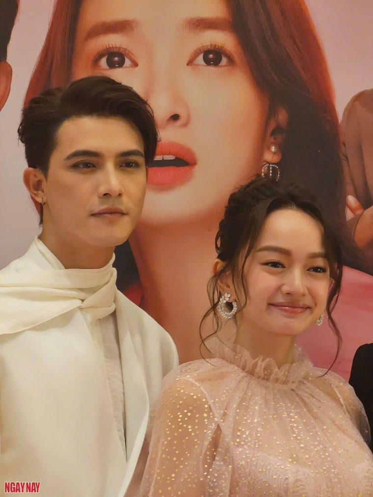 Trấn Thành, Chi Pu cùng các khách mời đến tham dự họp báo công chiếu bộ phim "Yêu nhầm bạn thân" tại Hà Nội ảnh 3