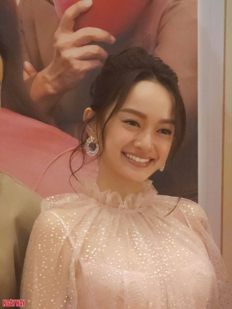 Trấn Thành, Chi Pu cùng các khách mời đến tham dự họp báo công chiếu bộ phim "Yêu nhầm bạn thân" tại Hà Nội ảnh 2