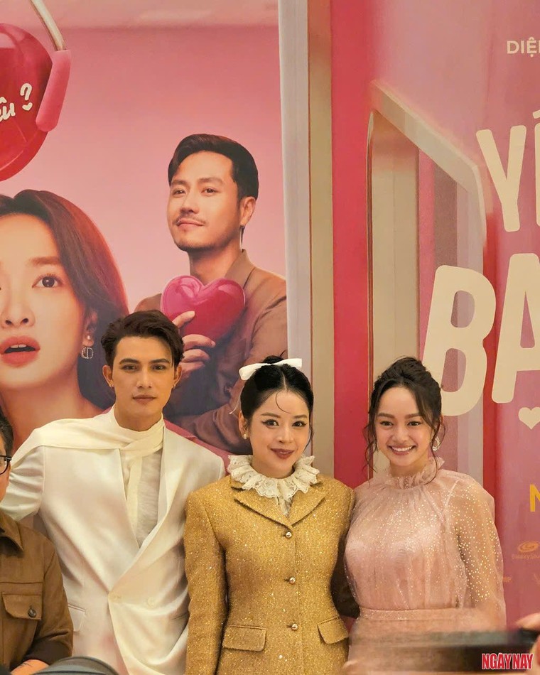 Trấn Thành, Chi Pu cùng các khách mời đến tham dự họp báo công chiếu bộ phim "Yêu nhầm bạn thân" tại Hà Nội ảnh 6