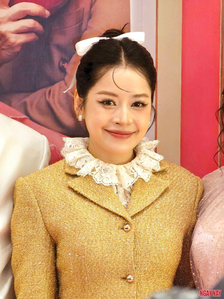 Trấn Thành, Chi Pu cùng các khách mời đến tham dự họp báo công chiếu bộ phim "Yêu nhầm bạn thân" tại Hà Nội ảnh 5