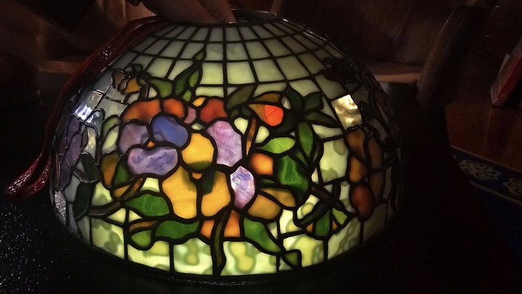 Di sản bất tận của Scott Riggs: Nghệ thuật đèn kính màu vượt thời gian ảnh 13