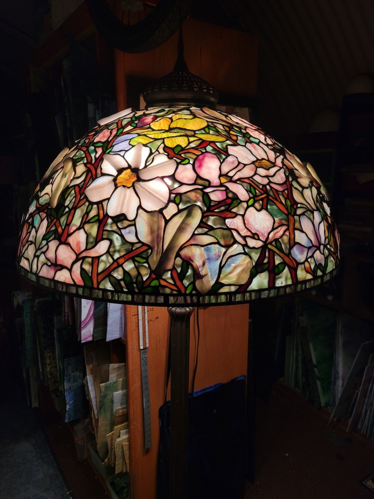 Di sản bất tận của Scott Riggs: Nghệ thuật đèn kính màu vượt thời gian ảnh 3