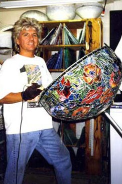 Di sản bất tận của Scott Riggs: Nghệ thuật đèn kính màu vượt thời gian ảnh 1