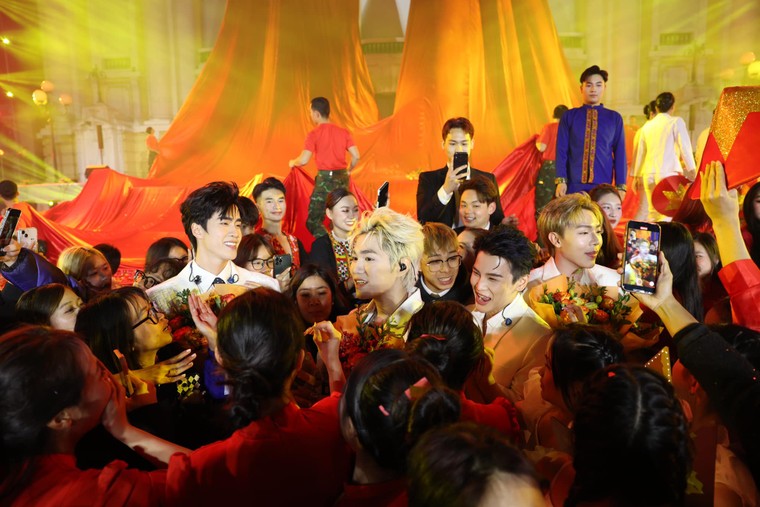 "Khát vọng là Người Việt" vang lên đầy tự hào trong chương trình nghệ thuật đặc biệt “95 Năm - Ánh Sáng Soi Đường” ảnh 4