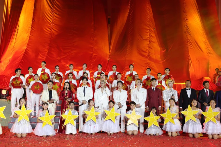 "Khát vọng là Người Việt" vang lên đầy tự hào trong chương trình nghệ thuật đặc biệt “95 Năm - Ánh Sáng Soi Đường” ảnh 3