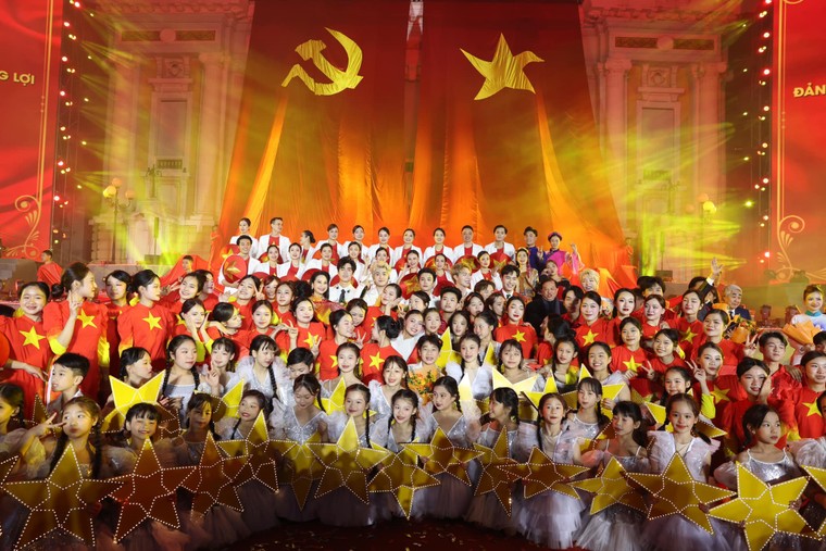 "Khát vọng là Người Việt" vang lên đầy tự hào trong chương trình nghệ thuật đặc biệt “95 Năm - Ánh Sáng Soi Đường” ảnh 2