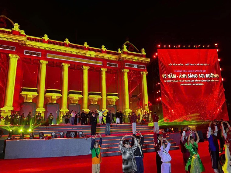 "Khát vọng là Người Việt" vang lên đầy tự hào trong chương trình nghệ thuật đặc biệt “95 Năm - Ánh Sáng Soi Đường” ảnh 5