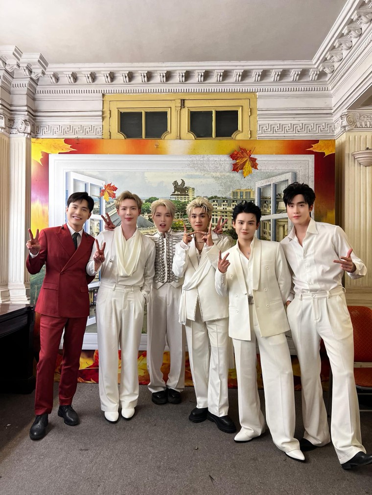 "Khát vọng là Người Việt" vang lên đầy tự hào trong chương trình nghệ thuật đặc biệt “95 Năm - Ánh Sáng Soi Đường” ảnh 6