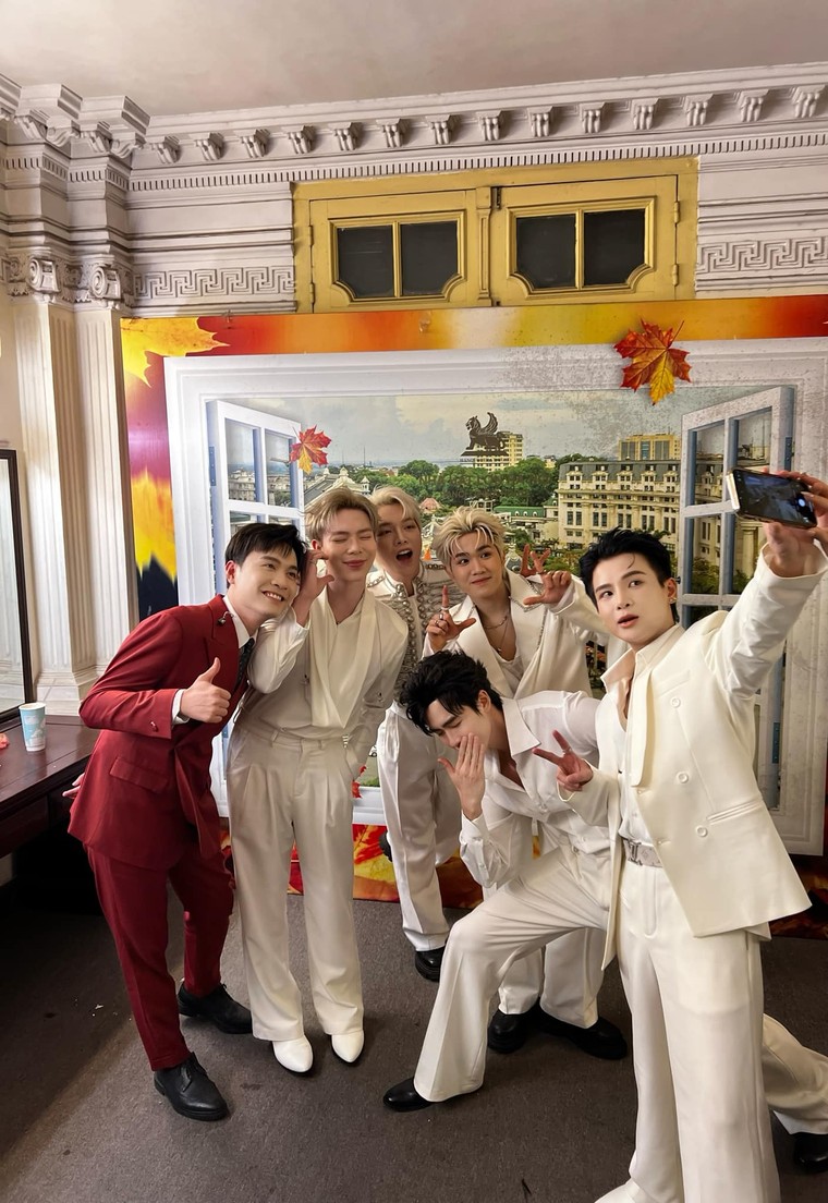 "Khát vọng là Người Việt" vang lên đầy tự hào trong chương trình nghệ thuật đặc biệt “95 Năm - Ánh Sáng Soi Đường” ảnh 7