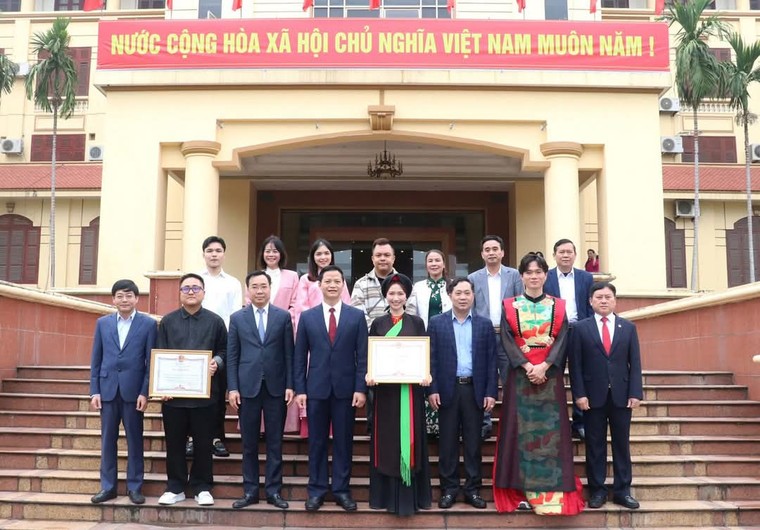 Hòa Minzy nhận bằng khen của Chủ tịch UBND tỉnh Bắc Ninh, ra mắt MV Bắc Bling (Bắc Ninh) tại quê nhà ảnh 1