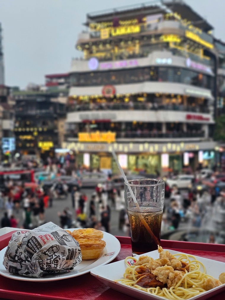 Trước khi cảnh biến mất, người rời đi ảnh 1