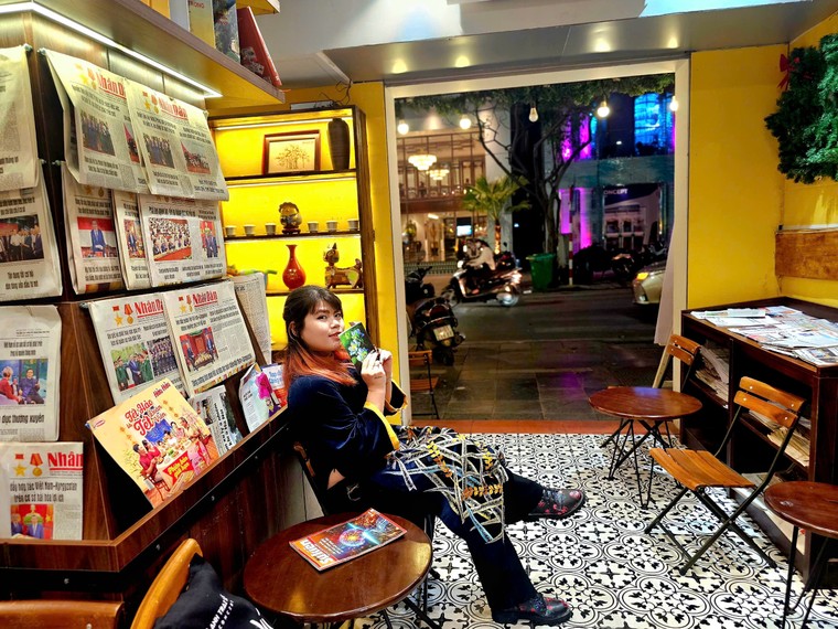 Trước khi cảnh biến mất, người rời đi ảnh 2