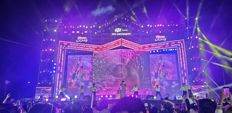 Chùm ảnh: Các màn trình diễn bùng nổ của Anh trai "Say Hi" tại đêm trại FPTU Camp lần thứ 5 ảnh 15