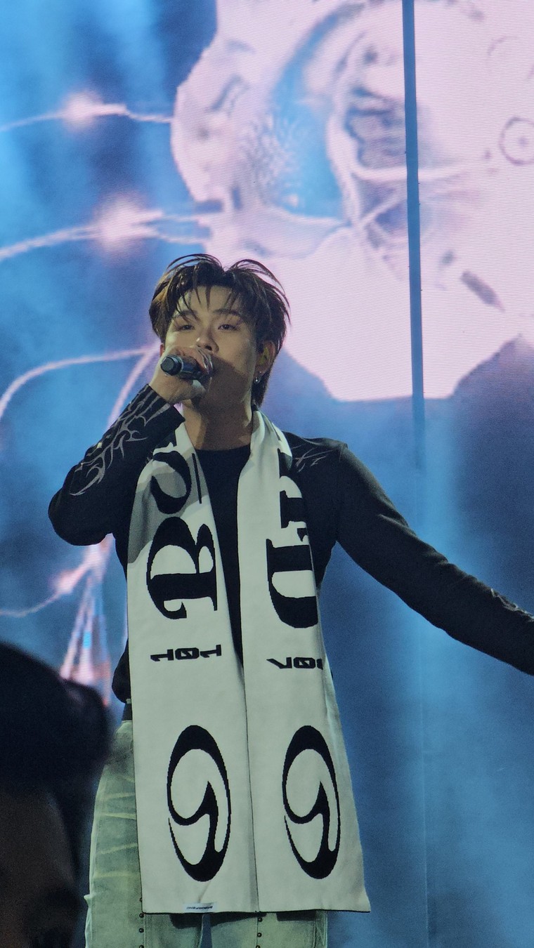 Chùm ảnh: Các màn trình diễn bùng nổ của Anh trai "Say Hi" tại đêm trại FPTU Camp lần thứ 5 ảnh 9