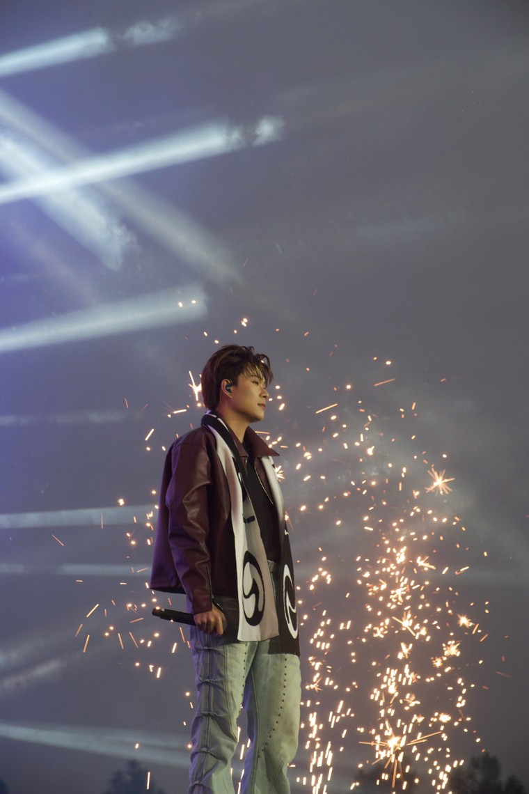 Chùm ảnh: Các màn trình diễn bùng nổ của Anh trai "Say Hi" tại đêm trại FPTU Camp lần thứ 5 ảnh 6