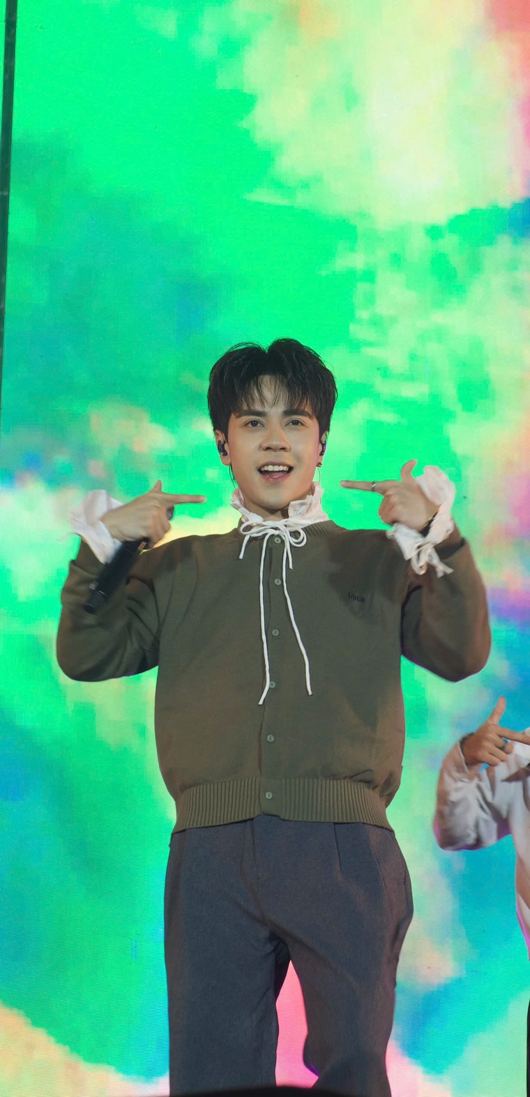 Chùm ảnh: Các màn trình diễn bùng nổ của Anh trai "Say Hi" tại đêm trại FPTU Camp lần thứ 5 ảnh 12