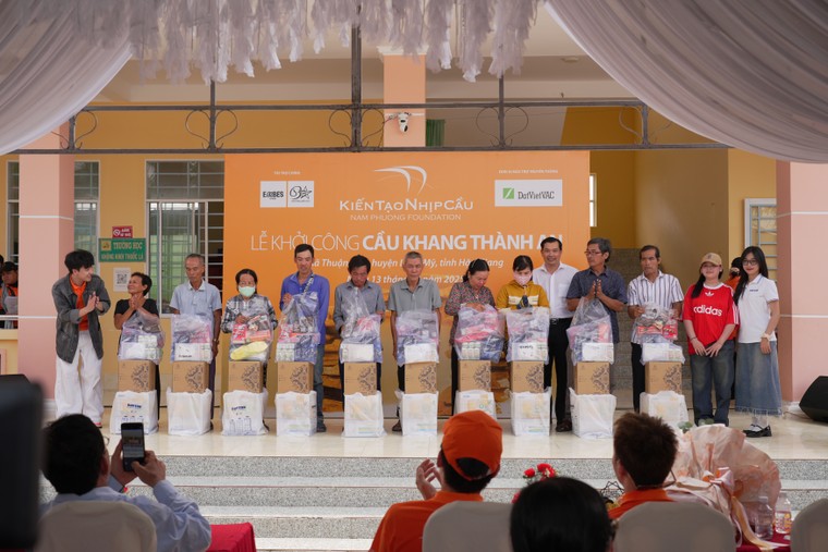 Một sinh nhật, hàng trăm niềm vui: FC Negav cùng Quỹ Nam Phương mang cầu mới về miền Tây ảnh 5