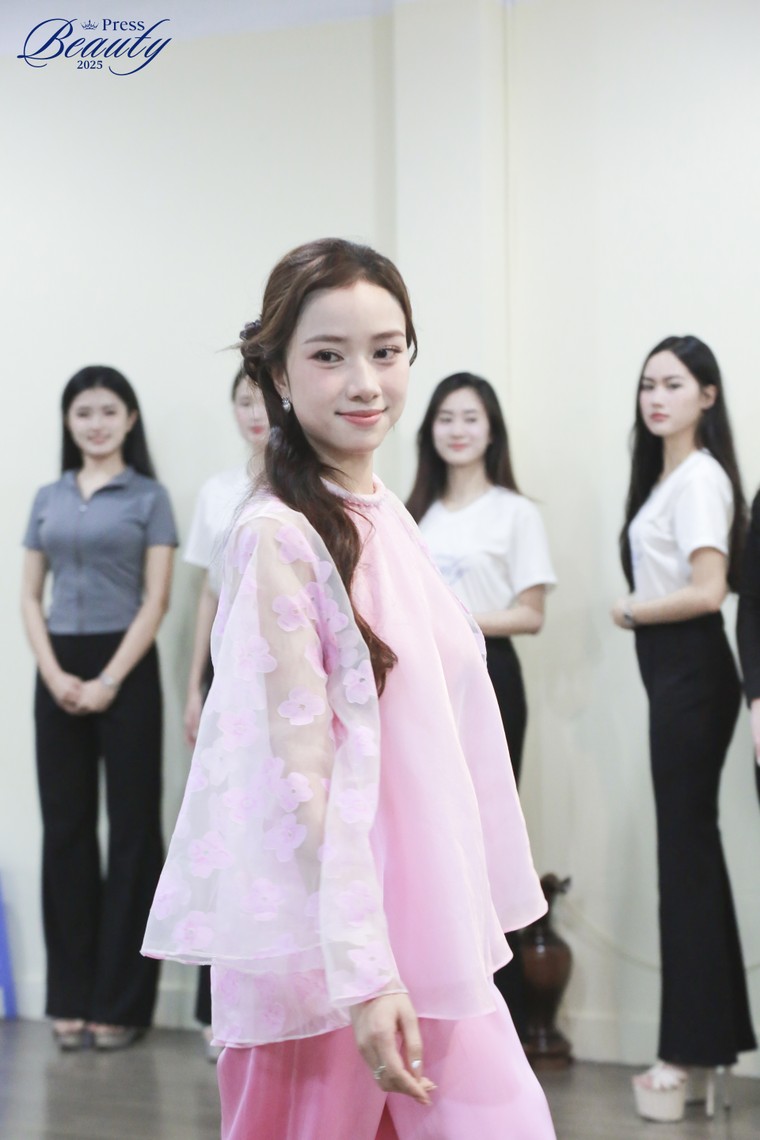 Bứt phá kỹ năng trình diễn sân khấu cùng Top 11 Press Beauty 2025 ảnh 2
