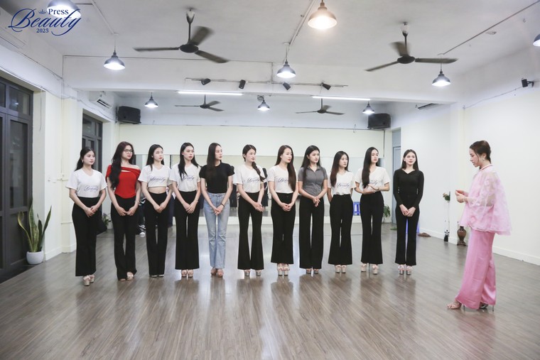 Bứt phá kỹ năng trình diễn sân khấu cùng Top 11 Press Beauty 2025 ảnh 1