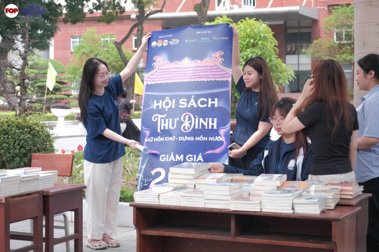 Sinh viên Báo chí gìn giữ văn hóa đọc qua hội sách “Thư Đình” ảnh 1