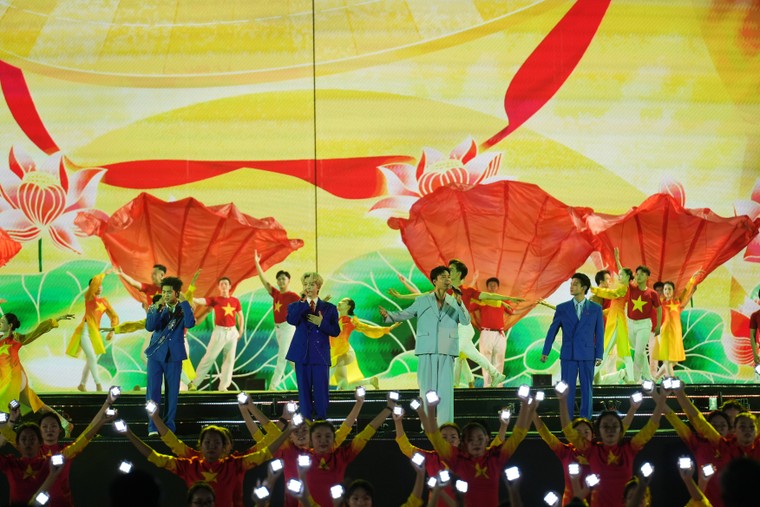 Dàn Anh Trai “Say Hi” tự hào hát "Khát vọng là người Việt" tại Chương trình Nghệ thuật đặc biệt “Mùa Xuân Thống Nhất” ảnh 1