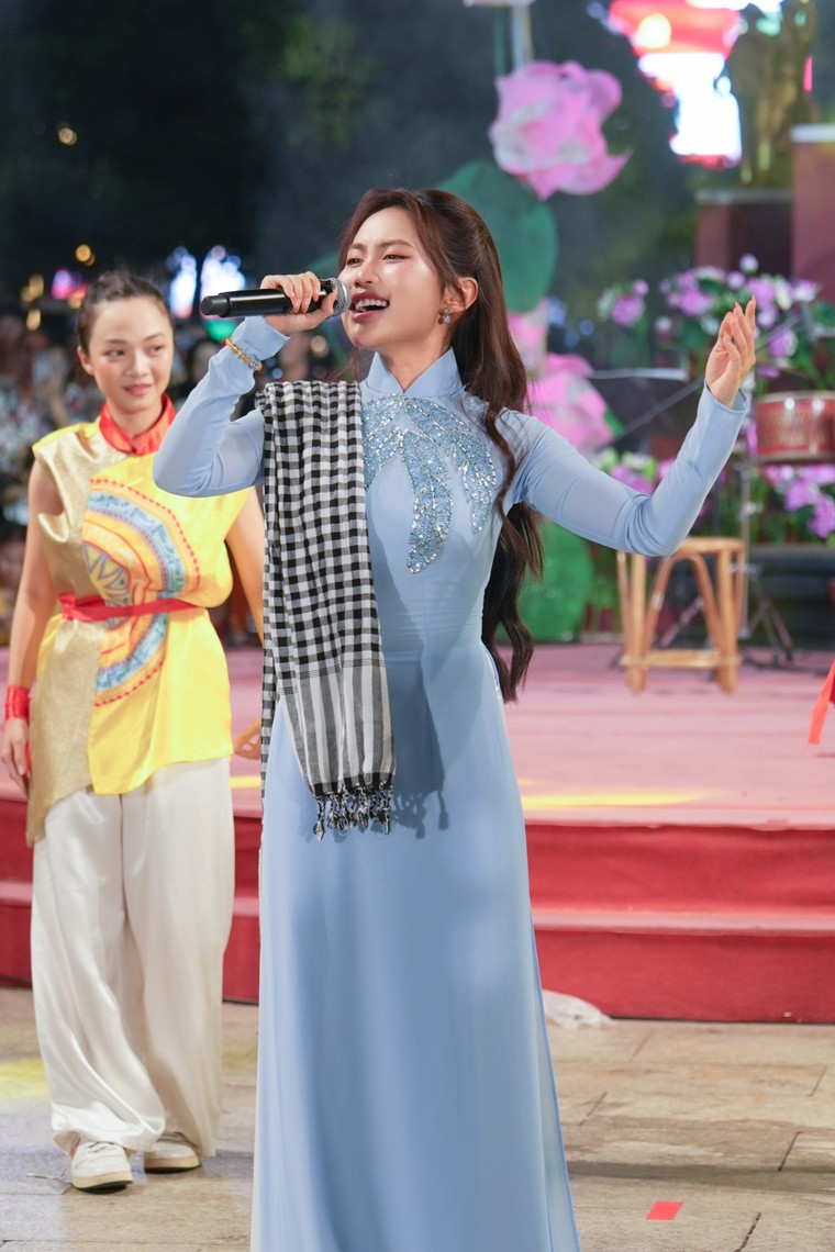 Phương Mỹ Chi và Double2T vinh dự trình diễn ca khúc bất hủ trong giây phút thiêng liêng của đất nước ảnh 2