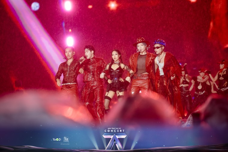 Hàng chục ngàn khán giả cùng hát với các Anh Trai “Say Hi” mùa 1 dưới cơn mưa trong concert cuối cùng tại Việt Nam ảnh 4