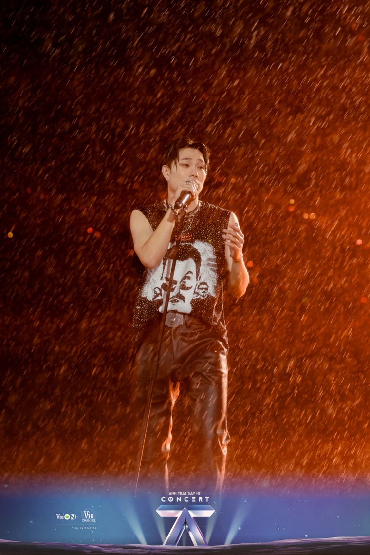 Hàng chục ngàn khán giả cùng hát với các Anh Trai “Say Hi” mùa 1 dưới cơn mưa trong concert cuối cùng tại Việt Nam ảnh 3