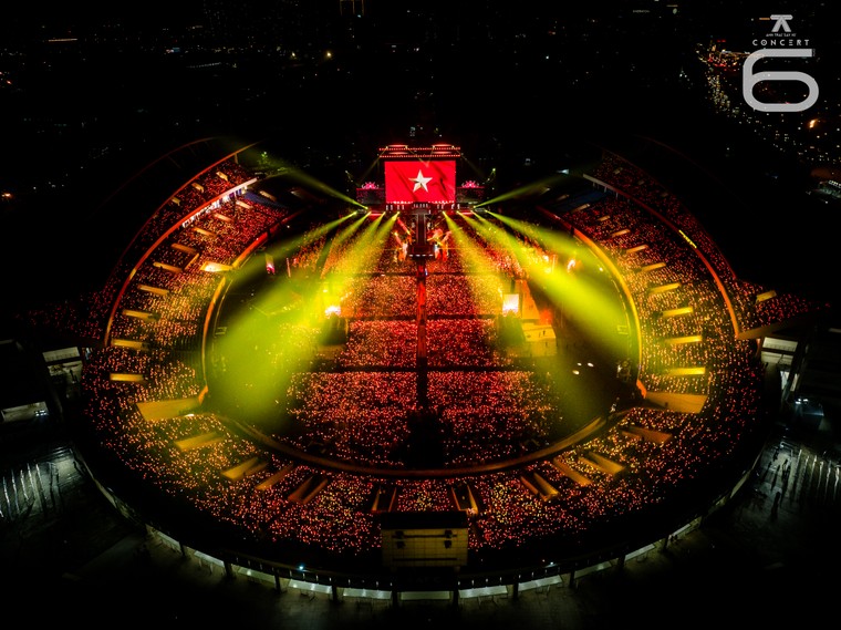 Hàng chục ngàn khán giả cùng hát với các Anh Trai “Say Hi” mùa 1 dưới cơn mưa trong concert cuối cùng tại Việt Nam ảnh 1