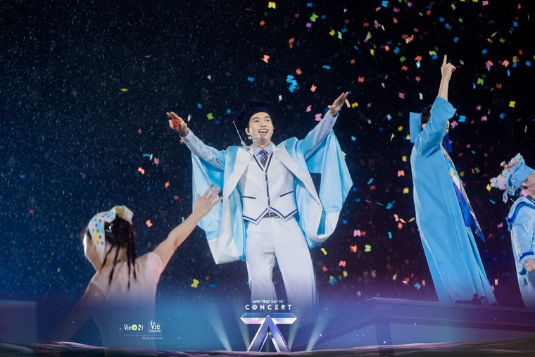 Hàng chục ngàn khán giả cùng hát với các Anh Trai “Say Hi” mùa 1 dưới cơn mưa trong concert cuối cùng tại Việt Nam ảnh 7