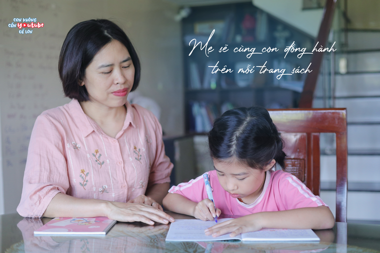 Bộ ảnh "Trang sách mẹ dệt tuổi thơ" cùng hành trình gieo mầm tình yêu đọc sách cho trẻ của sinh viên Báo chí ảnh 1