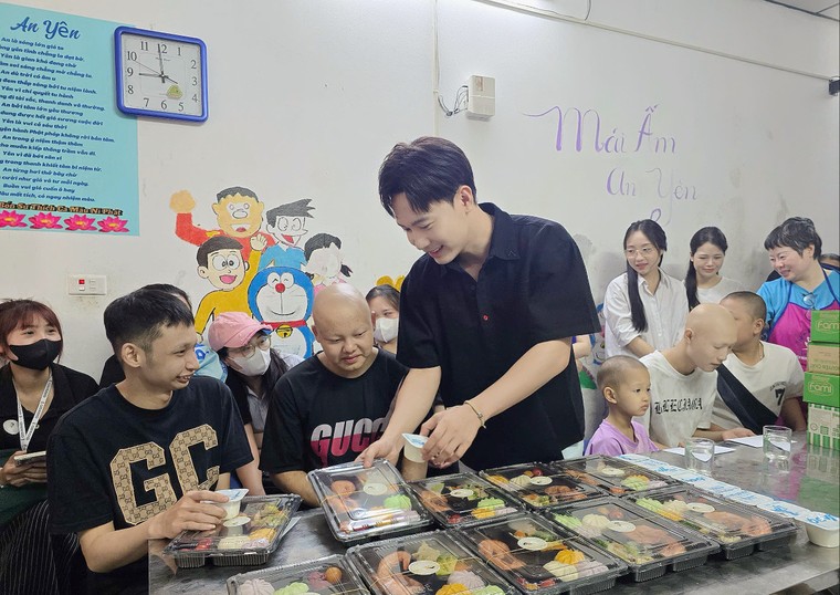 Ca sĩ Phạm Anh Duy và FC Oil lan tỏa yêu thương qua dự án “Nụ cười ở lại” ảnh 6