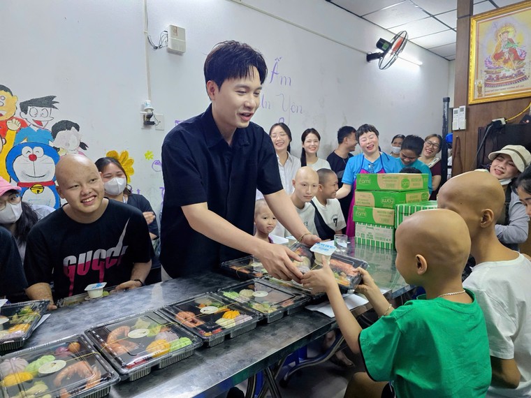 Ca sĩ Phạm Anh Duy và FC Oil lan tỏa yêu thương qua dự án “Nụ cười ở lại” ảnh 7