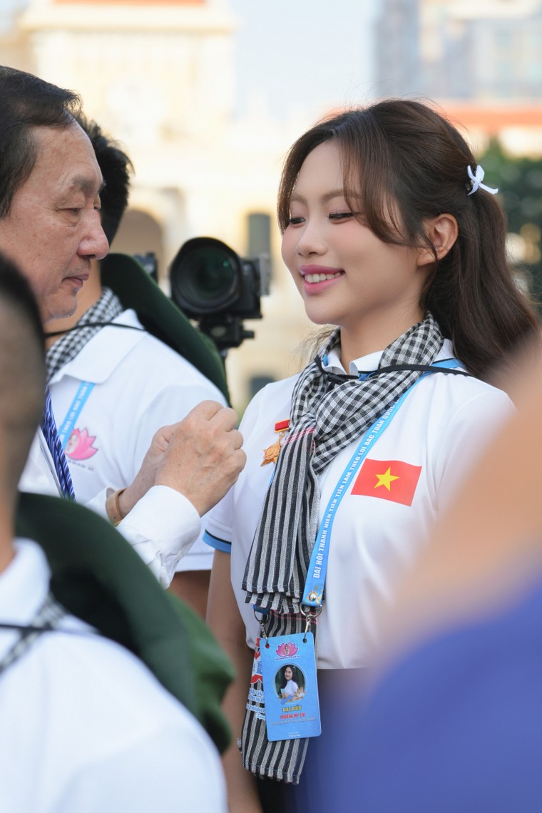 Phương Mỹ Chi nhận huy hiệu Thanh niên tiên tiến, ghi nhận hành trình mang văn hóa truyền thống đến công chúng ảnh 3