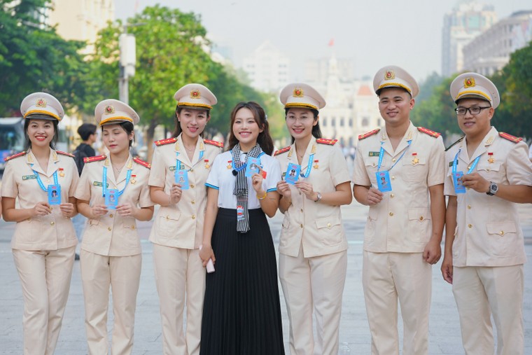 Phương Mỹ Chi nhận huy hiệu Thanh niên tiên tiến, ghi nhận hành trình mang văn hóa truyền thống đến công chúng ảnh 4