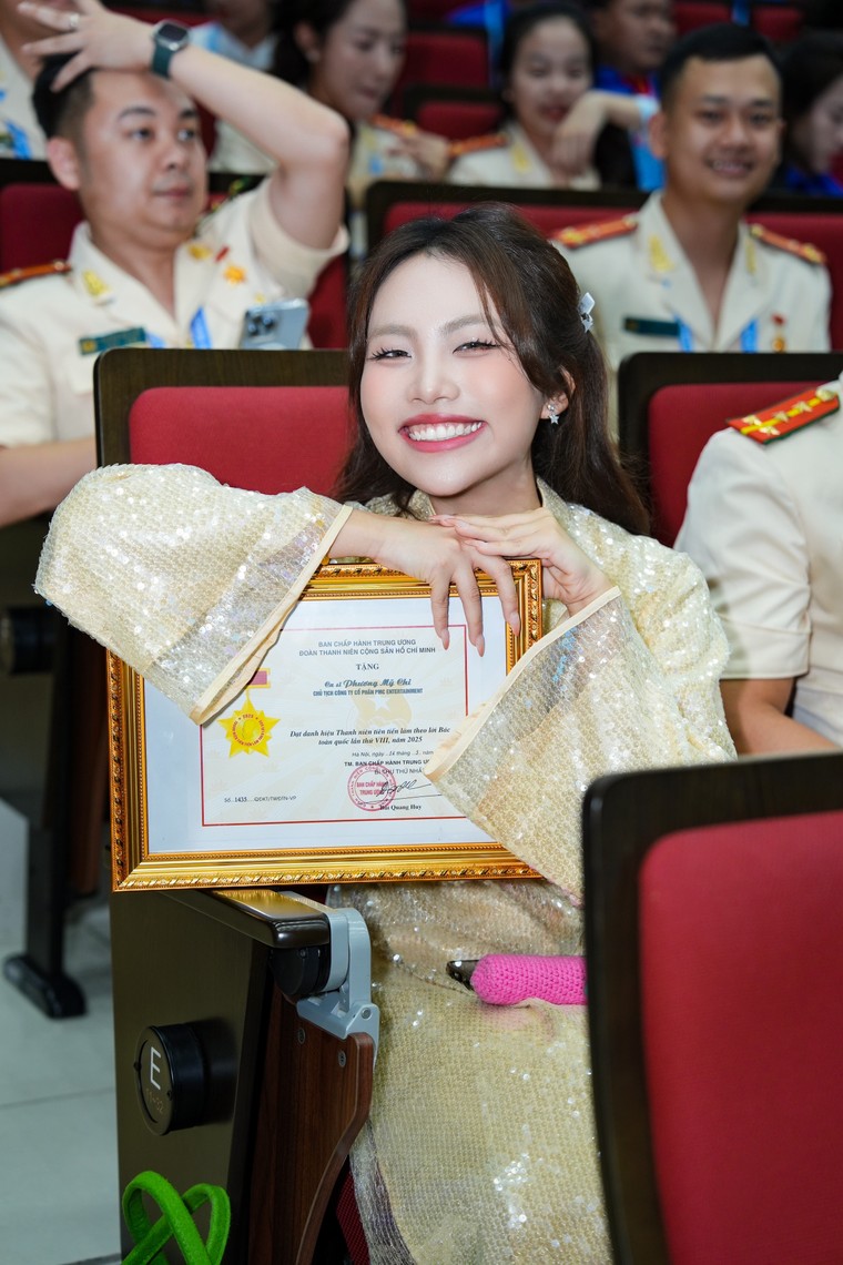 Phương Mỹ Chi nhận huy hiệu Thanh niên tiên tiến, ghi nhận hành trình mang văn hóa truyền thống đến công chúng ảnh 2