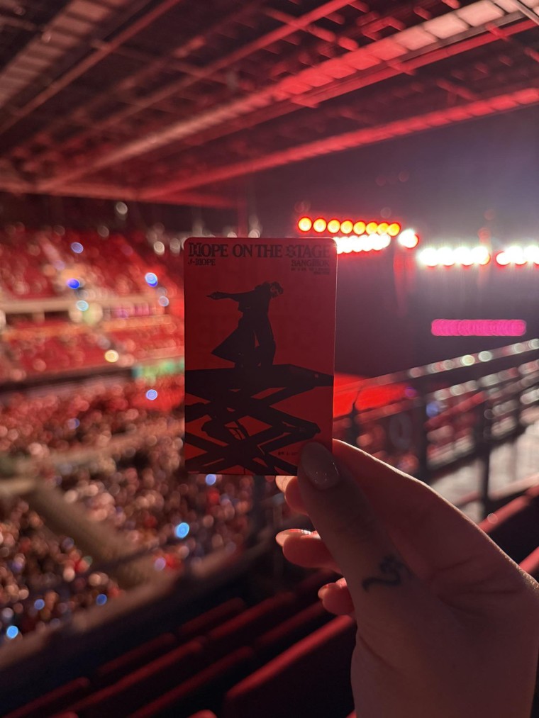 Chuỗi ảnh concert "Hope on the stage" tại Bangkok của BTS j-hope: Một hành trình cảm xúc rực rỡ ảnh 2