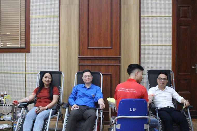 Ngày hội hiến máu Đại học Kinh tế Quốc dân 2025: "Dòng Máu Lạc Hồng" lan tỏa tinh thần nhân ái ảnh 6
